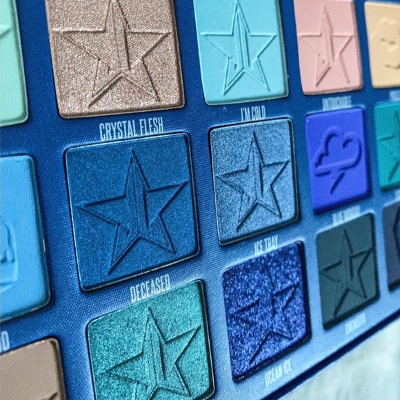 BLUE BLOOD Eyeshadow Palette by Jeffree Star - Picture 3 of 12